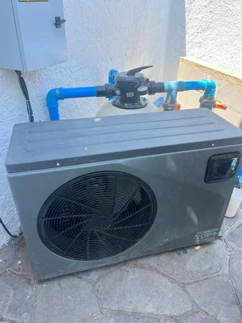 Bomba de calor para piscina instalada por Piscinas Hexágono, foto 1