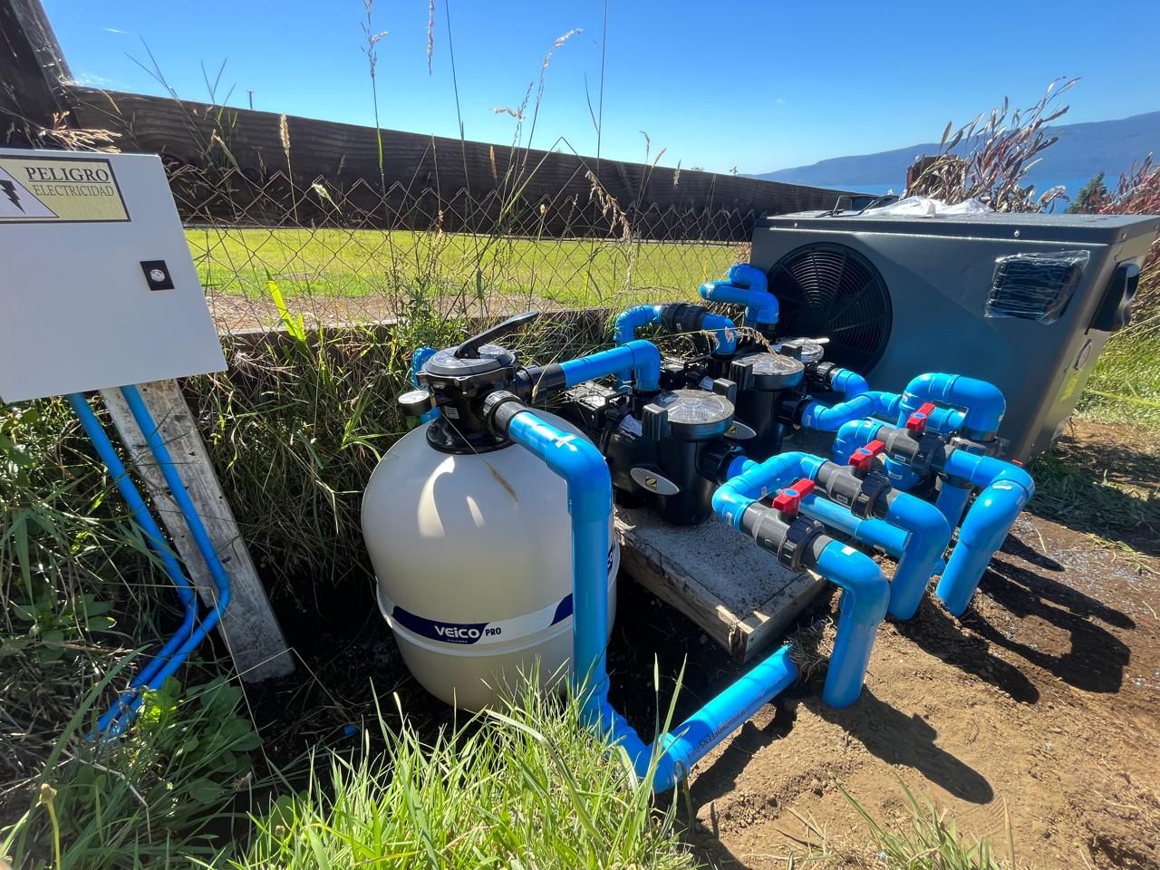 Sala de equipos de una piscina con filtro, motor y válvulas