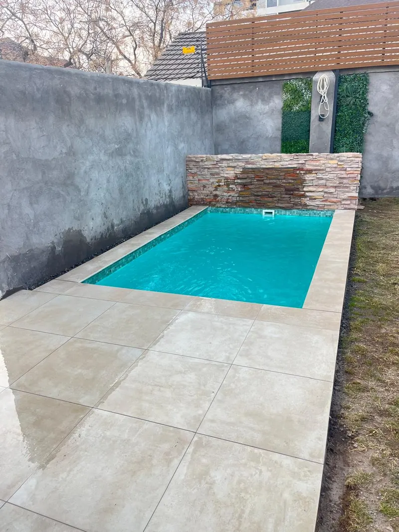 Piscina con revestimiento terminado