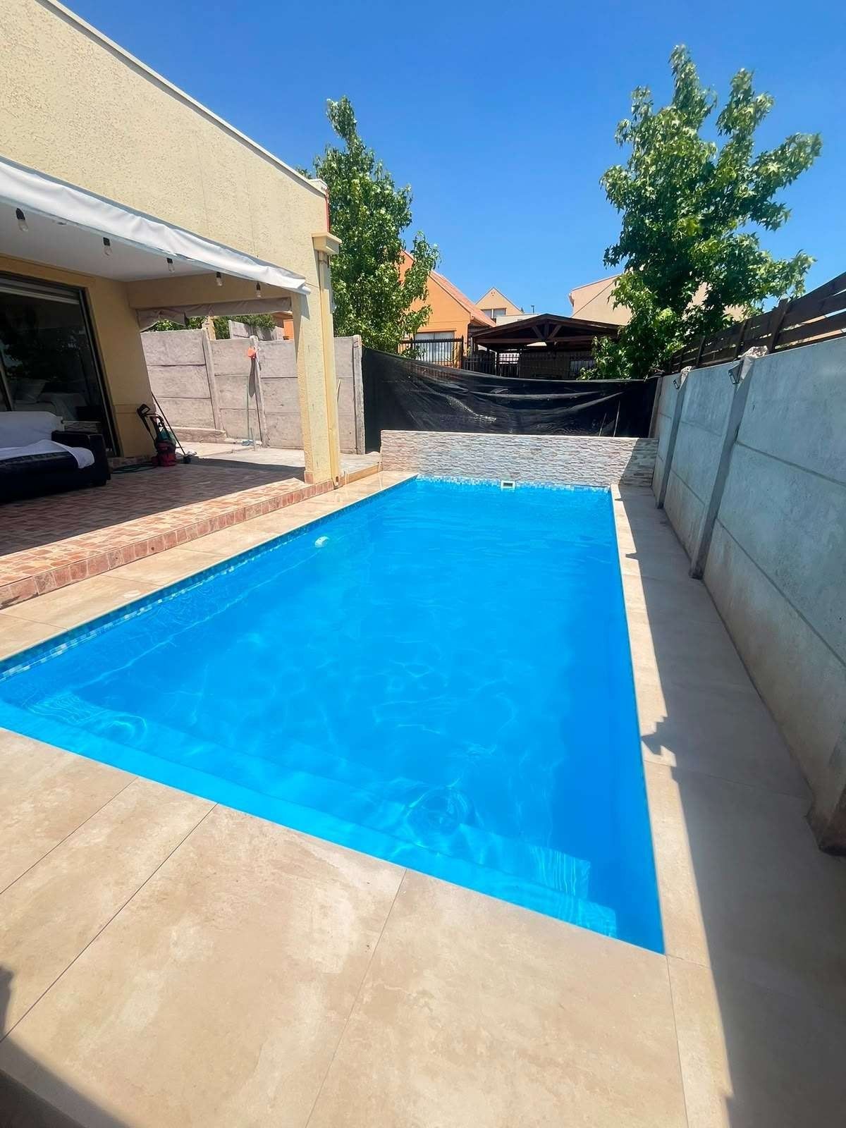 Piscina de fibra Álamo instalada, imagen referencial