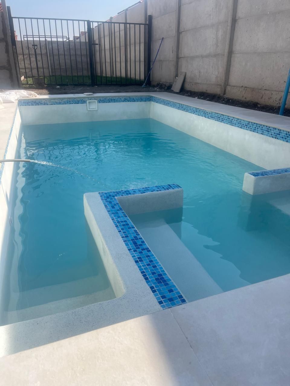 Piscina de fibra Araucaria instalada, imagen referencial