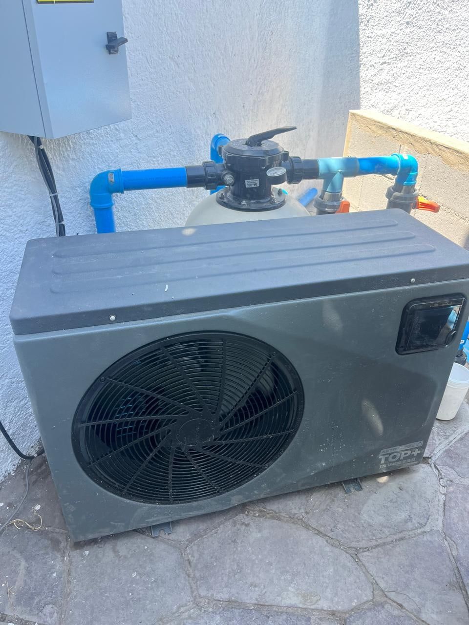 Bomba de calor Top+ instalada junto al filtro de una piscina