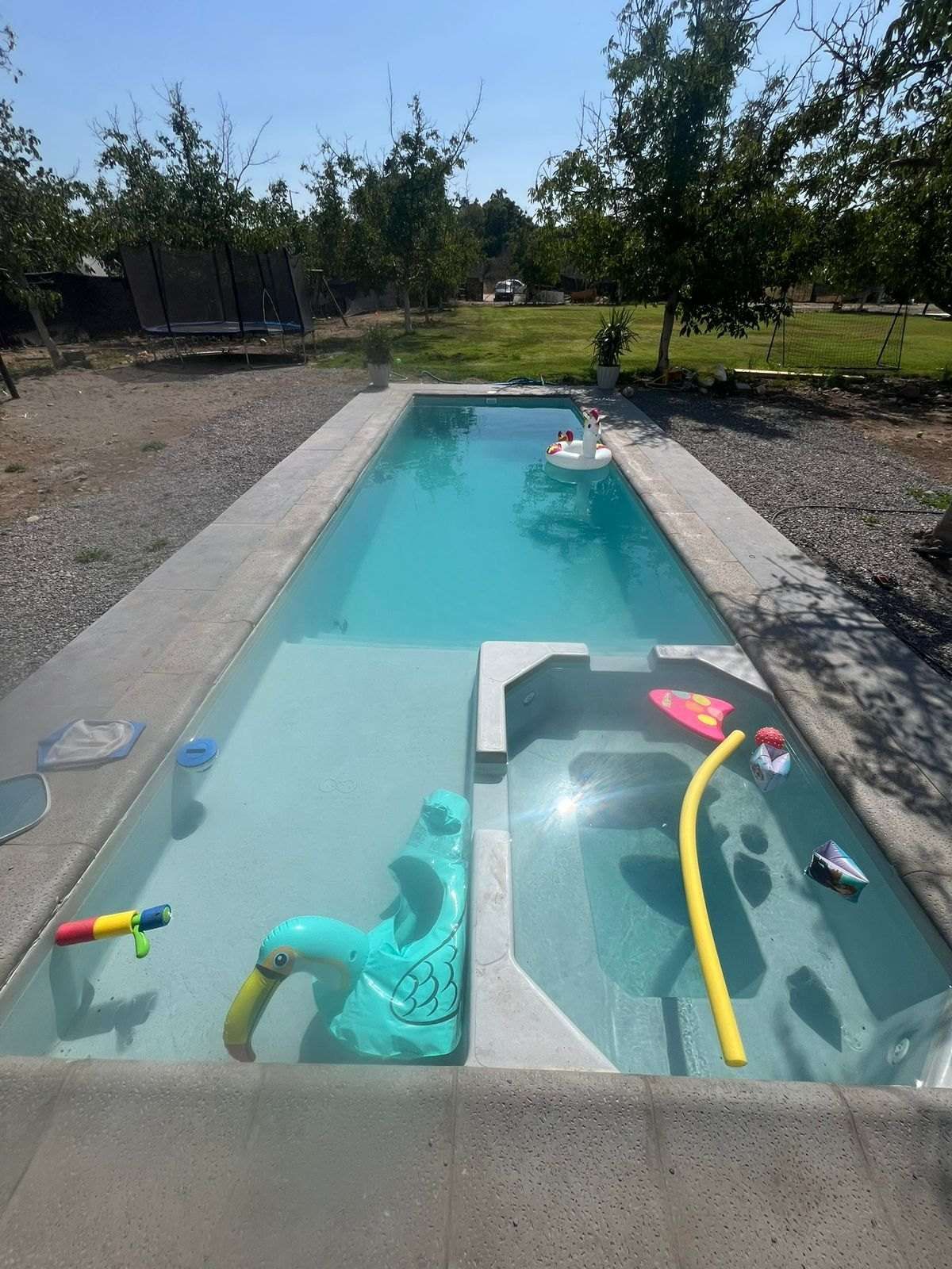 Piscina de fibra Familiar Jacuzzi instalada, imagen referencial