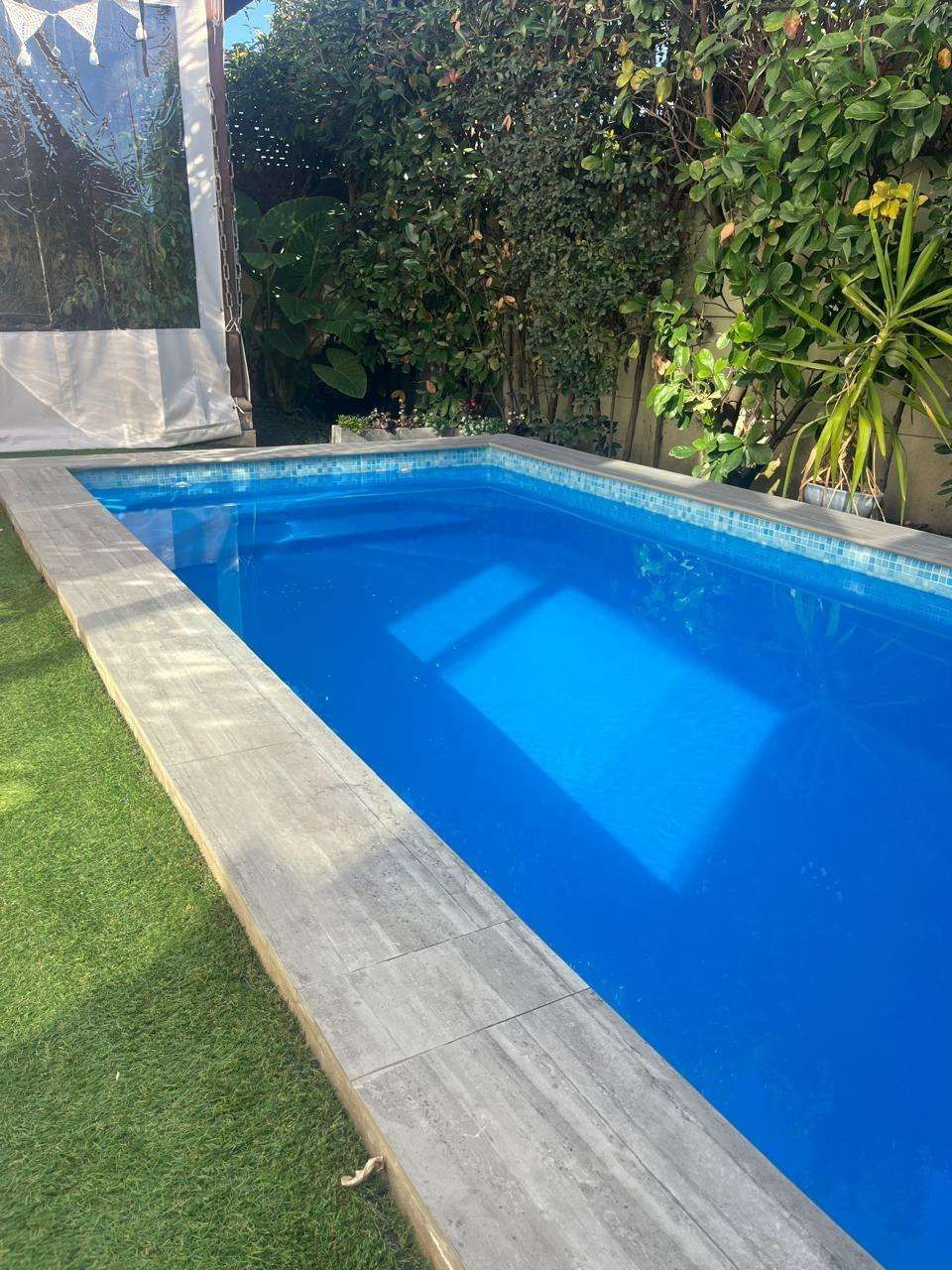 Piscina de fibra Jacaranda instalada, imagen referencial