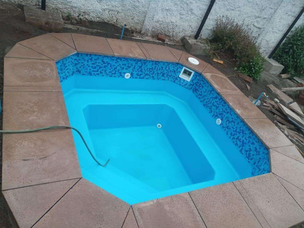 Piscina de fibra Jacuzzi instalada, imagen referencial