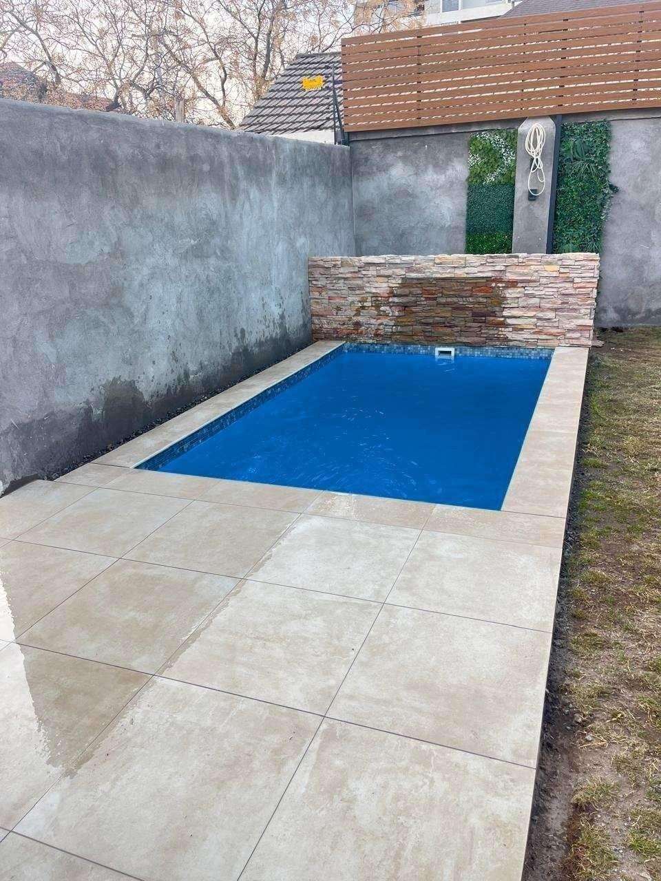 Piscina de fibra Oasis instalada en un patio