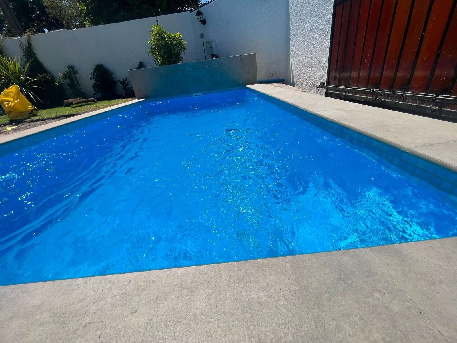 Piscina de fibra Peumo instalada, imagen referencial