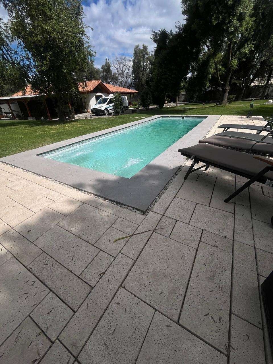Piscina de fibra Quillay instalada, imagen referencial