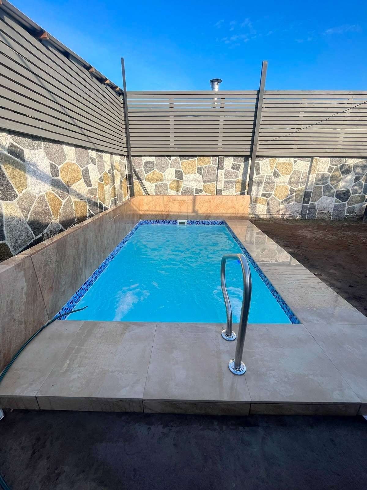 Piscina de fibra Sauce instalada en un patio
